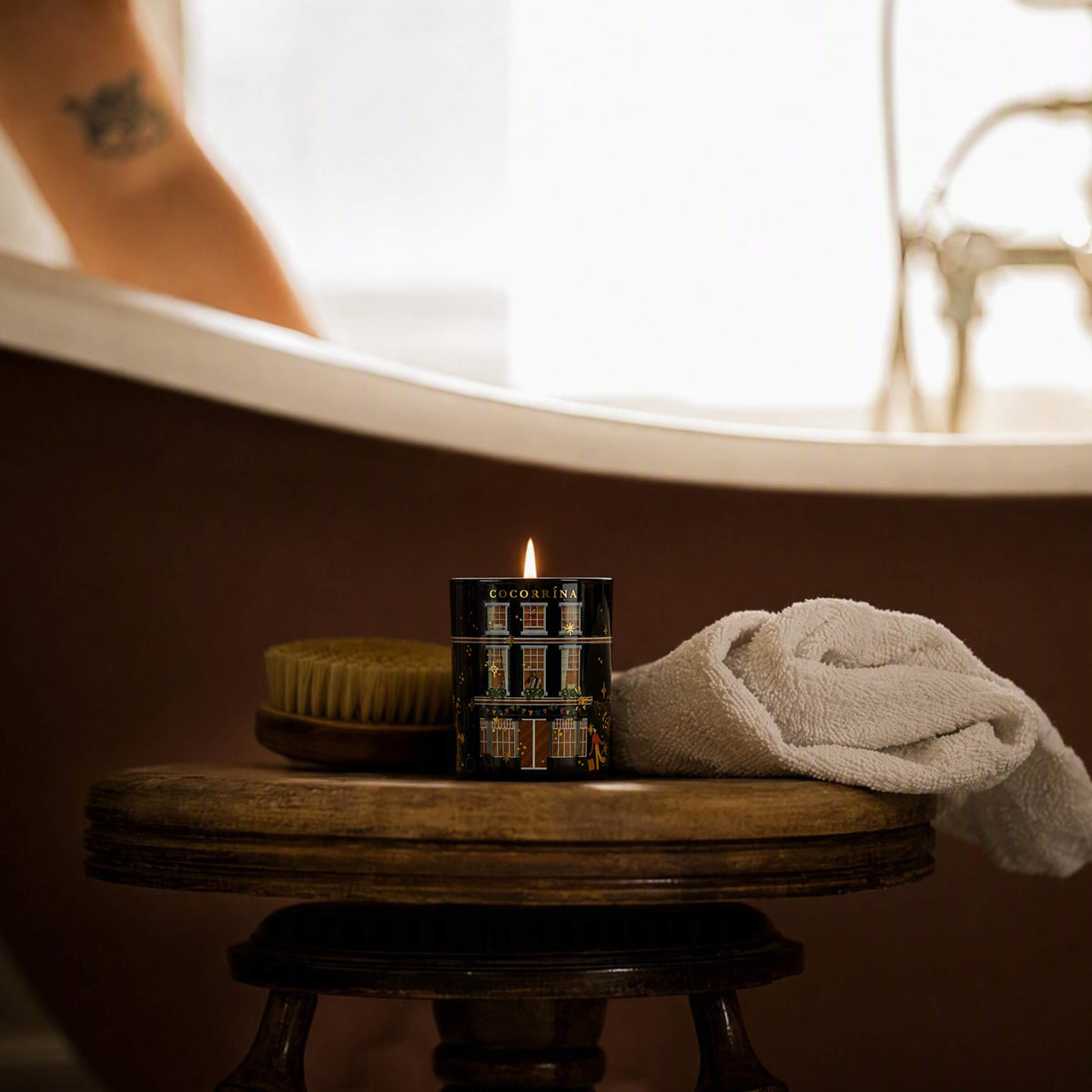 COCORRÍNA Mahocany Teakwood House Shape Candle
