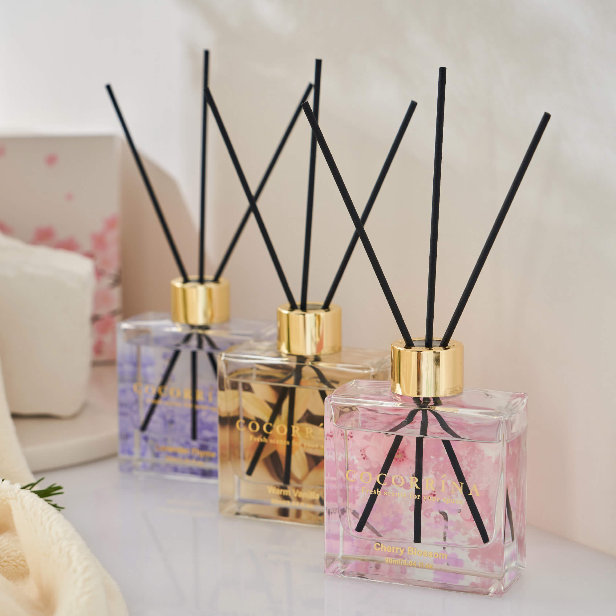 COCORRÍNA Reed Diffusor Set von 3-3 Pack/3,04 Fl.oz Diffusor mit 24 Sticks warme Vanille/Kirschblüte/Lavendel Thymian Reed Diffusor für Heim Badezimmer Büro Regal Dekor